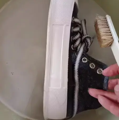 canvas-shoes-maintain and clean