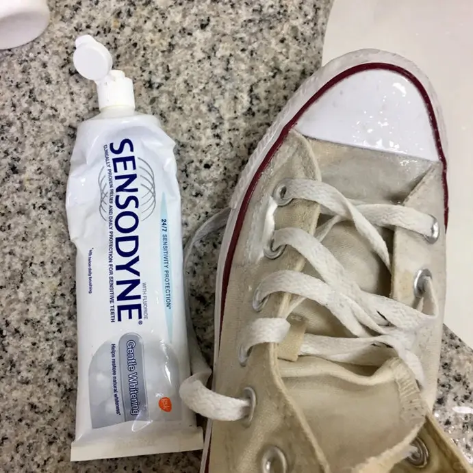 how to whiten white canvas shoes with toothpaste