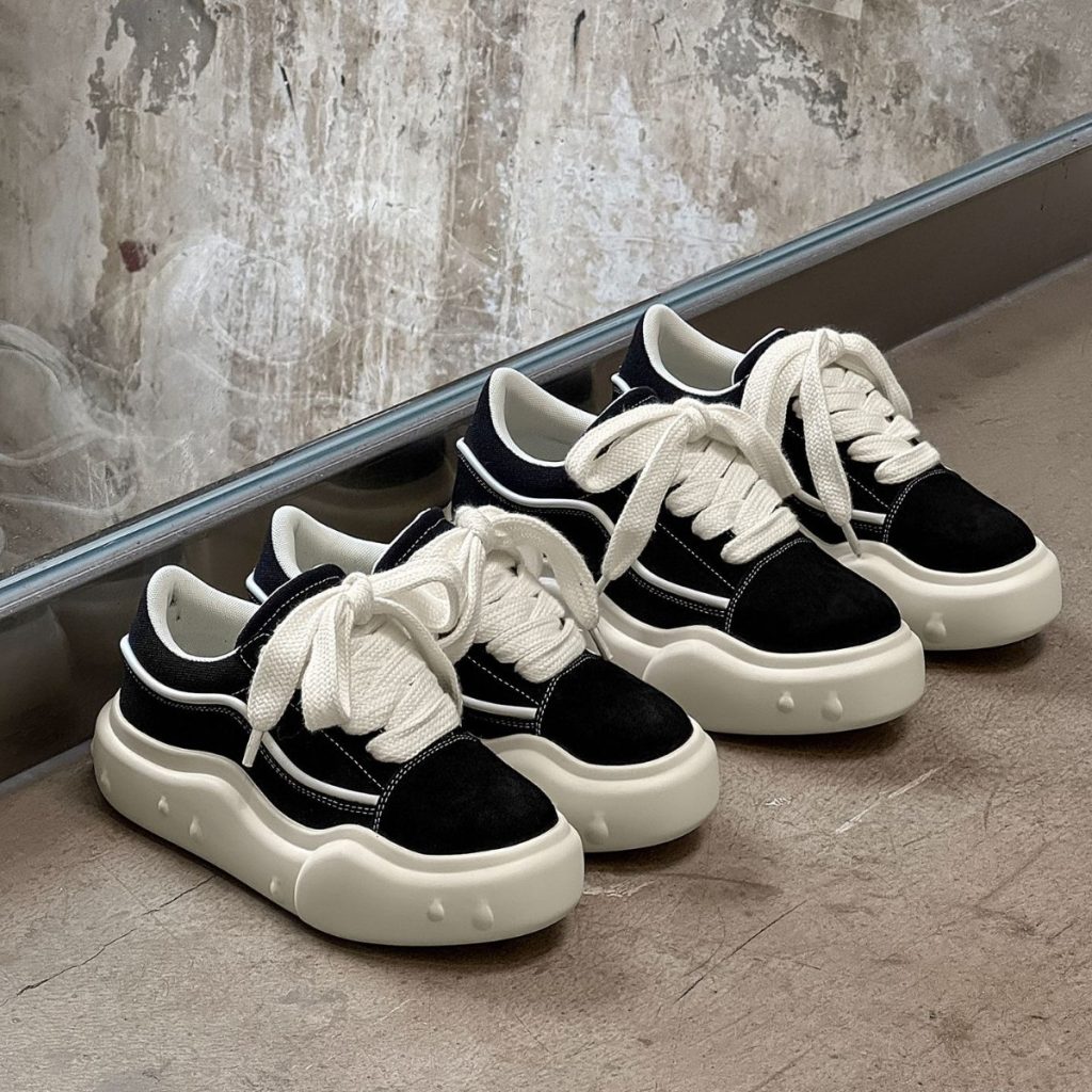Black casual canvas shoes